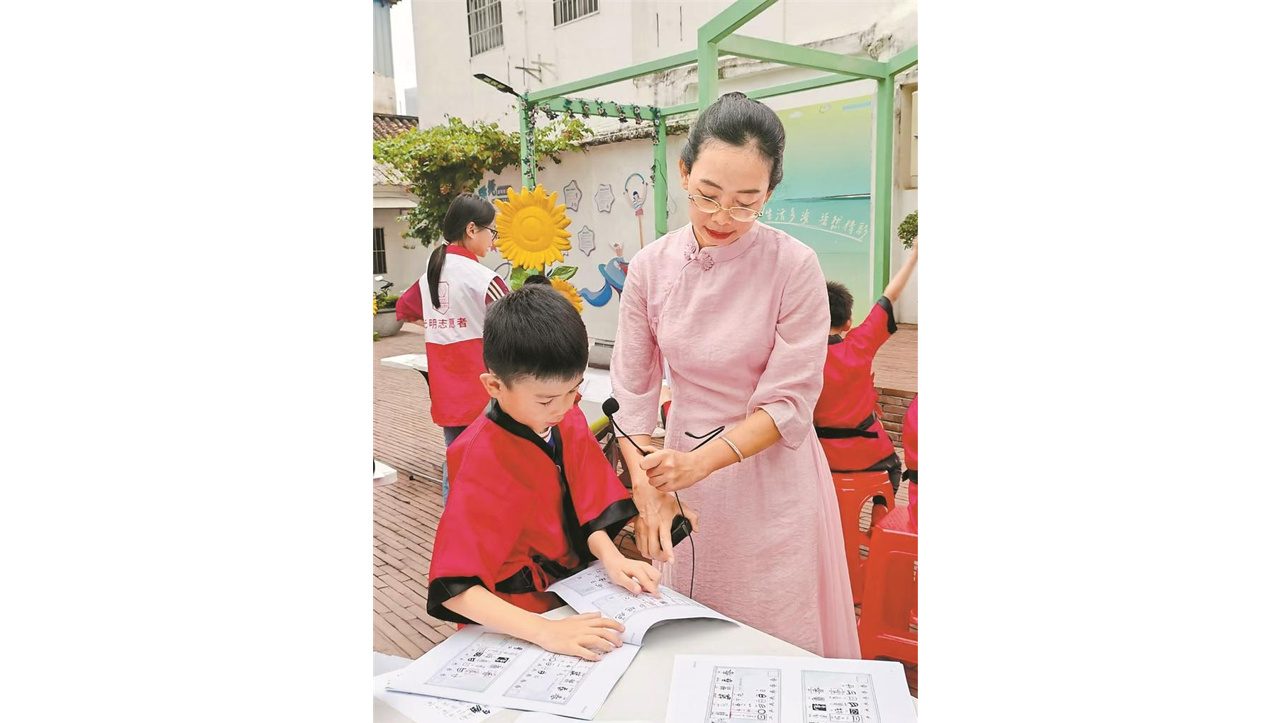 碧眼社区孩子们上甲骨文识字课