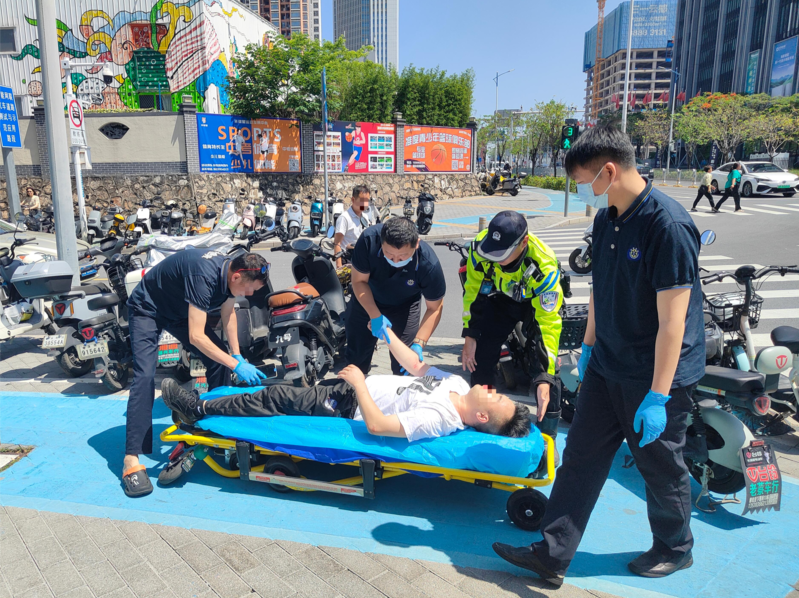 男子中暑晕倒，龙华交警暖心救助