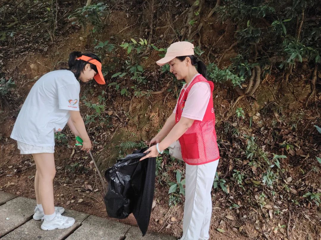 深港青年志愿者开启“深港青心护青山”梧桐山环保清洁行动