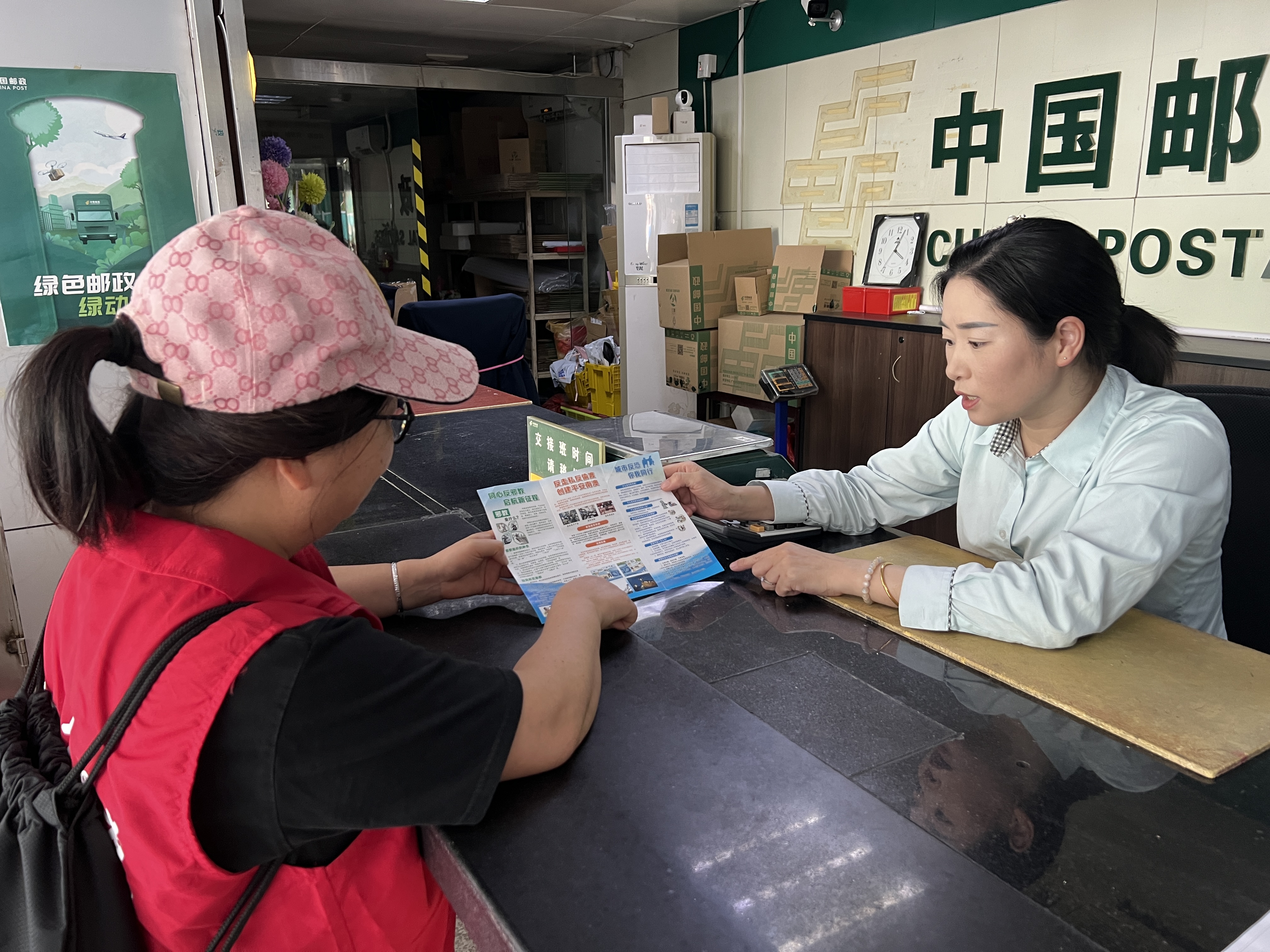 大鹏新区禁毒办开展端午节寄递物流禁毒宣传