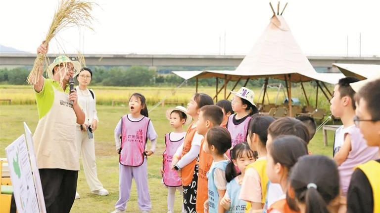 光明农场大观园和欢乐田园景区获评深圳市中小学劳动教育基地