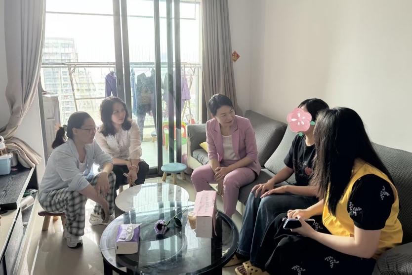 市、区两级妇联开展“阳光妈妈·暖阳守护”入户慰问活动
