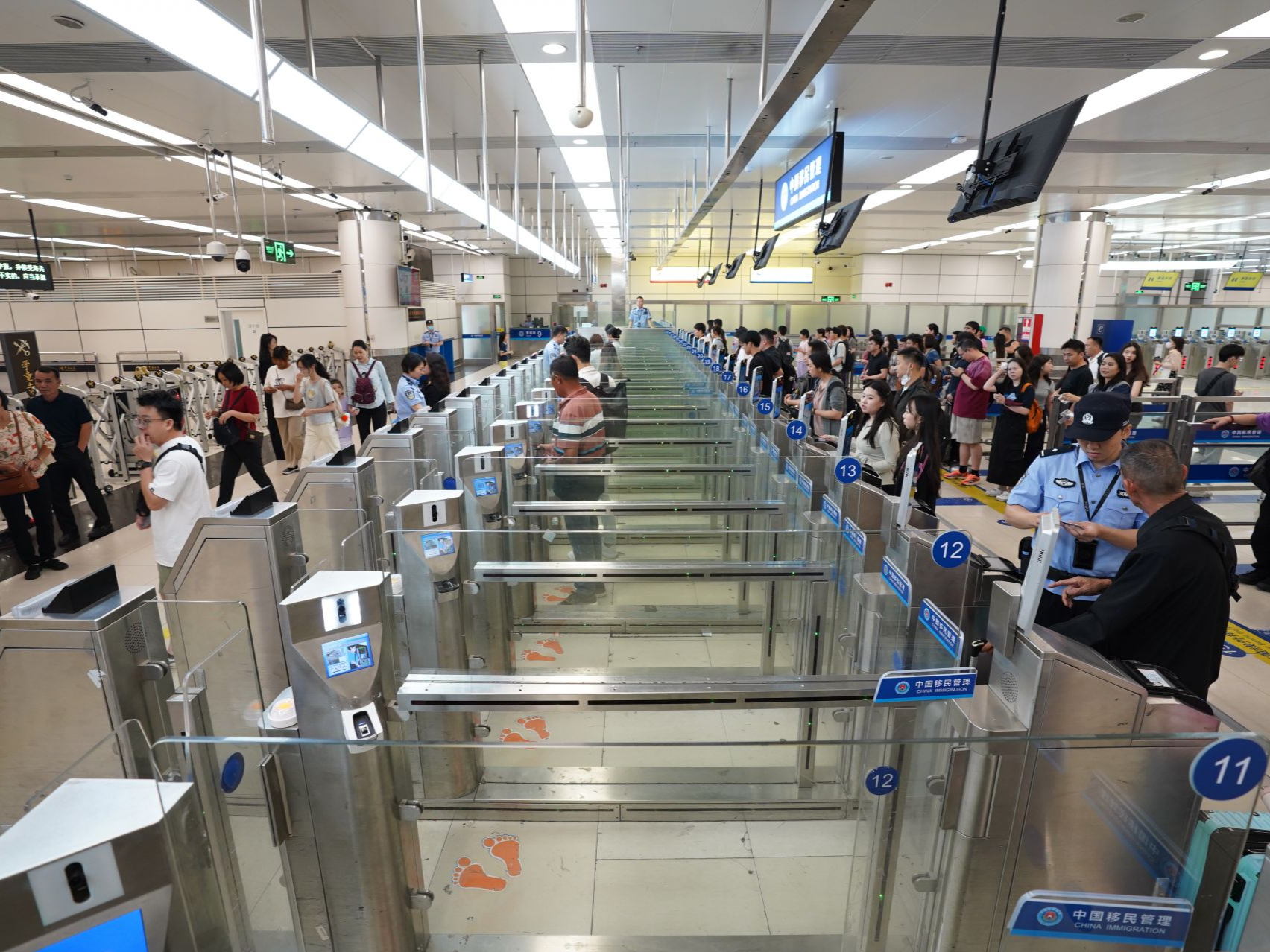 “五一”假期跨境出游火热，深港口岸现“双向奔赴”客流高峰