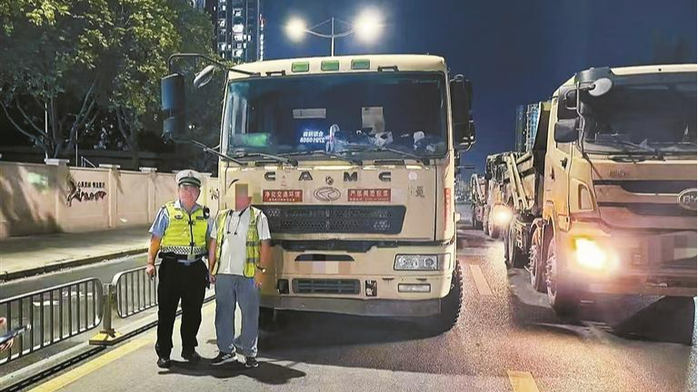 宝安交警夜查泥头车违章筑牢安全防线