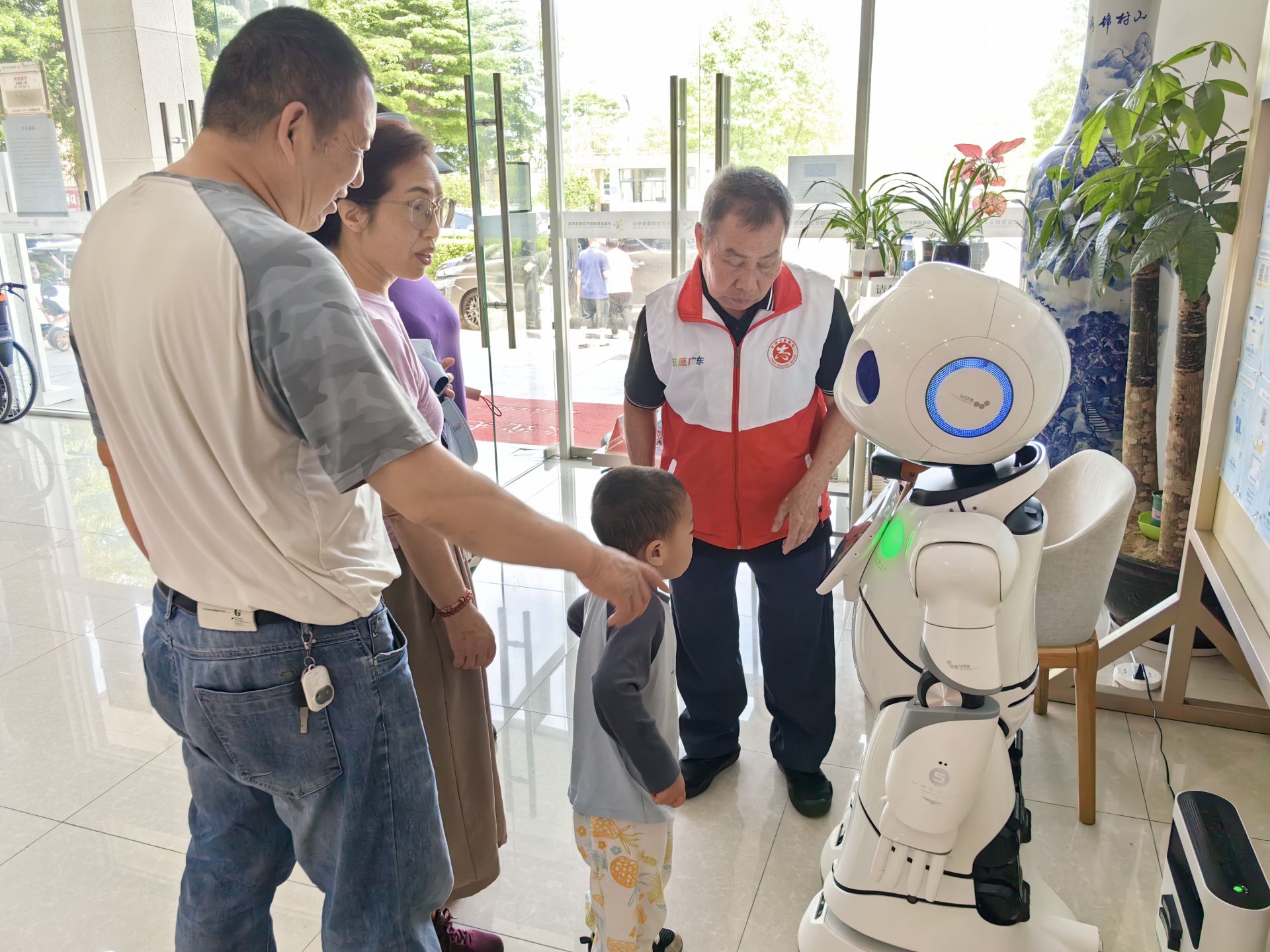 问政AI小岭、对弈智能棋手，社区党群服务中心成为居民体验学习AI的新基地