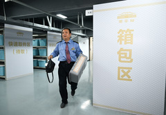 西安站里的“解忧”老谭：帮遗失物品“回家”（2）