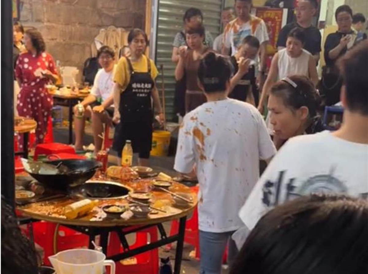重庆一火锅店“天降猫咪”致多人被烫伤，店主：客人和“肇事猫”已送医