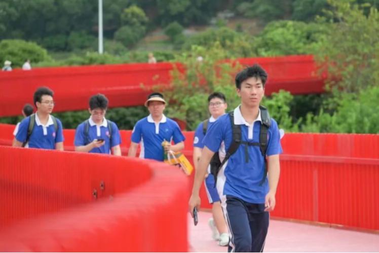 中科附高（深圳理工附中）2025届高三虹桥“毅”行活动燃情启航