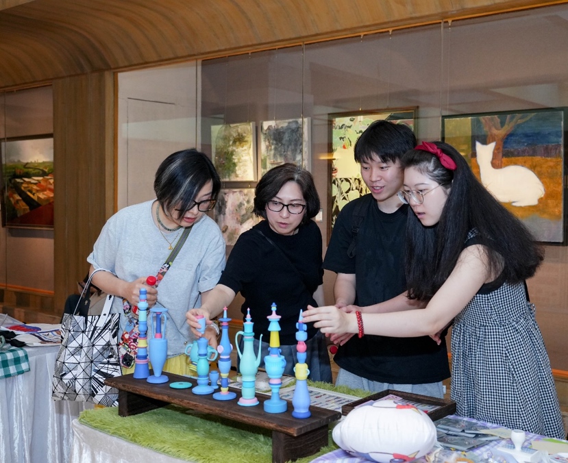 广州大学美术与设计学院2025届本科生毕业作品展期许年轻创作者们：“用笔触与代码为文明未来注入更多可能”