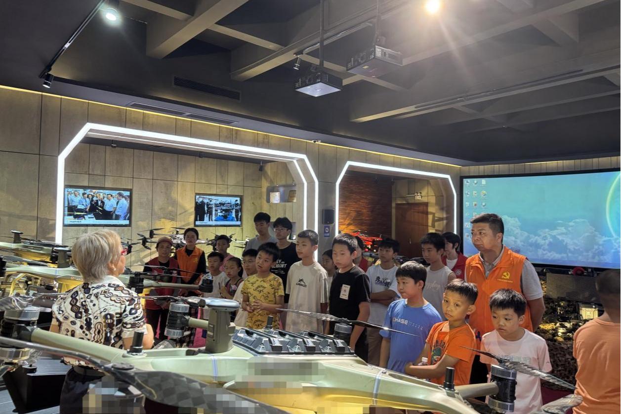 探秘无人机科技！牛湖社区进企业开展青少年科普教育