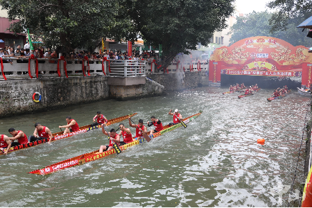 “水清岸绿下观赛别有一番风味！”2025年小榄镇五人龙舟邀请赛开赛
