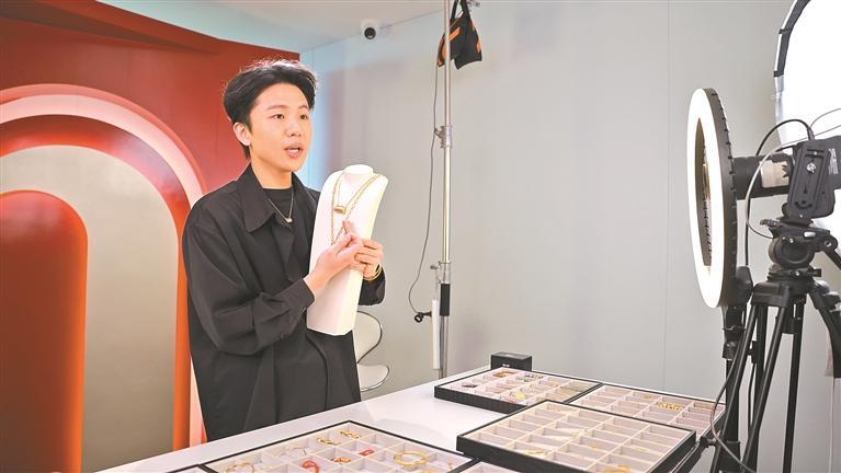 周大福珠宝明星主播潘志博：用镜头向世界展示深圳珠宝之美 | 我的深圳故事