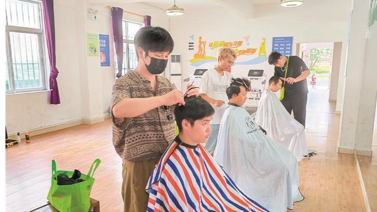 合水口社区开展爱心义剪活动 为新就业群体解决“头等大事”