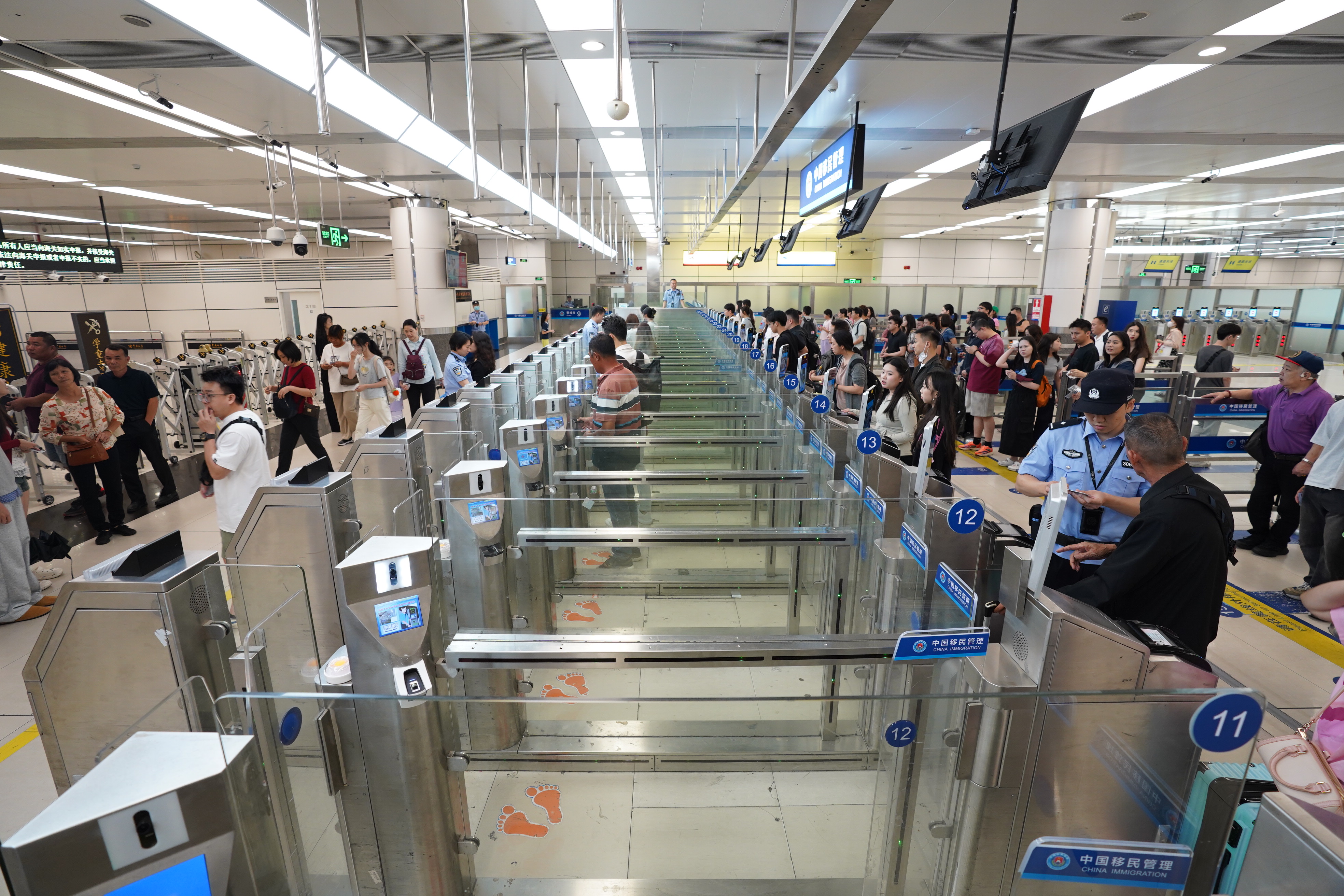 五一假期首日，深港旅客跨境热情高涨 