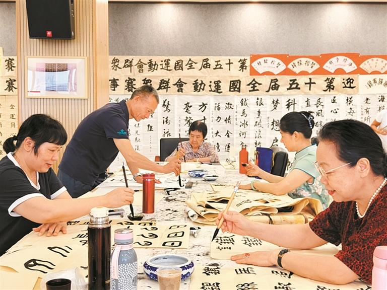 松岗街道长青老龄大学书画班以艺术赋能十五运主题创作