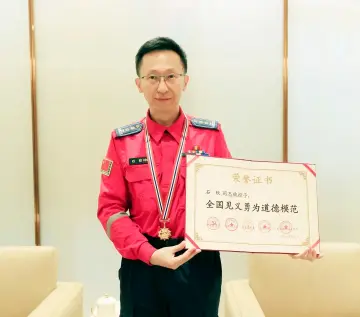 全国道德模范石欣载誉回深