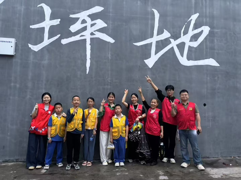 五一清晨，坪地“三色义工”为劳动者送上暖心早餐