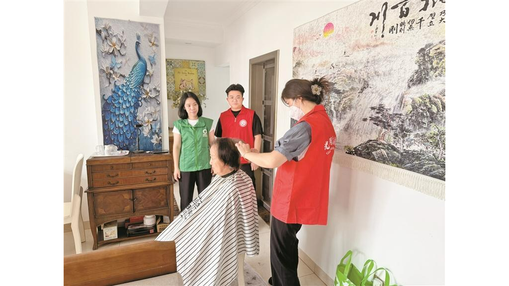 南庄社区爱心商家上门为老人义剪
