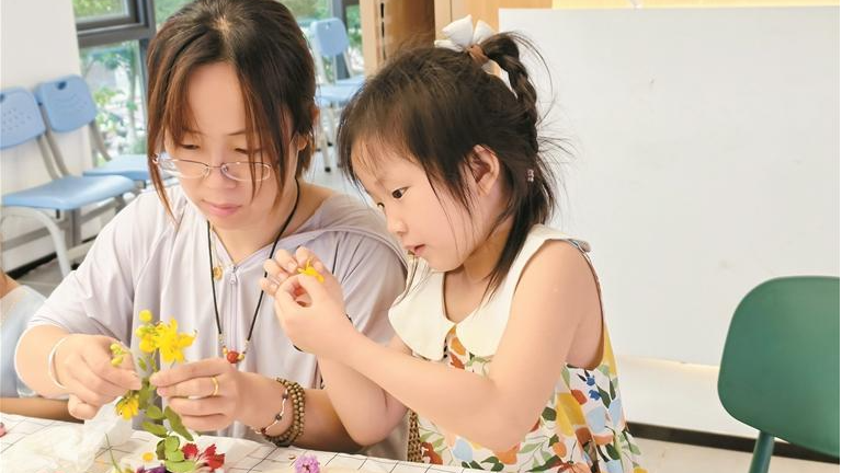 凤凰街道居民体验非遗拓染技艺