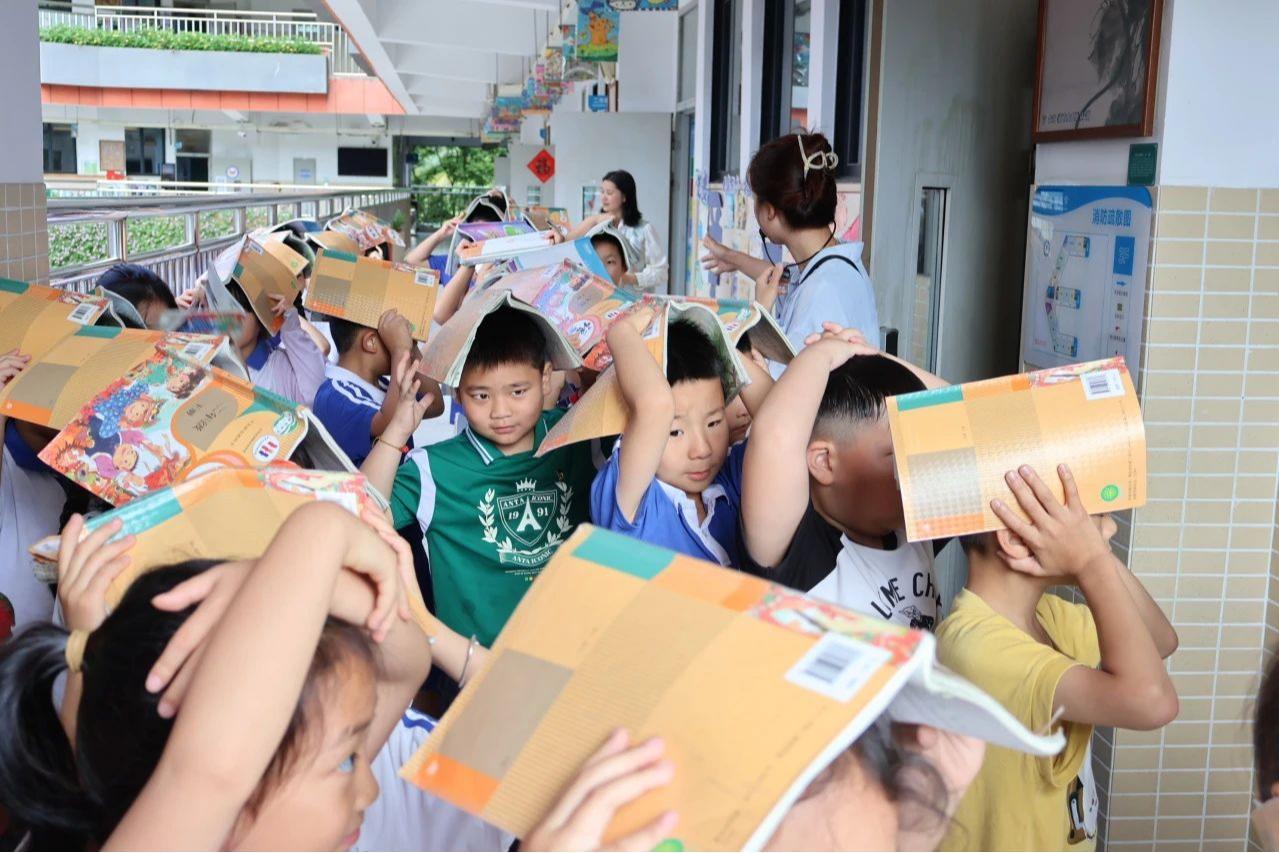 居安思危强意识， 防震演练保平安！南油小学举行防震减灾疏散演练活动