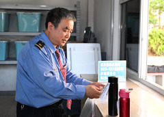 西安站里的“解忧”老谭：帮遗失物品“回家”（1）