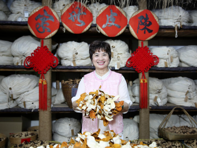 镇人秀｜60岁闯入直播“江湖”！沙田银发网红黄丽熒直播她的“陈皮故事”