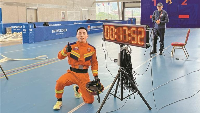 龙华消防员黄攀达获新时代青年先锋奖
