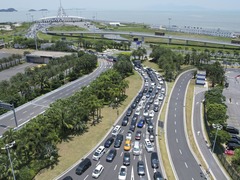 口岸客流频创纪录 “五一”假期粤港澳大湾区人潮涌动