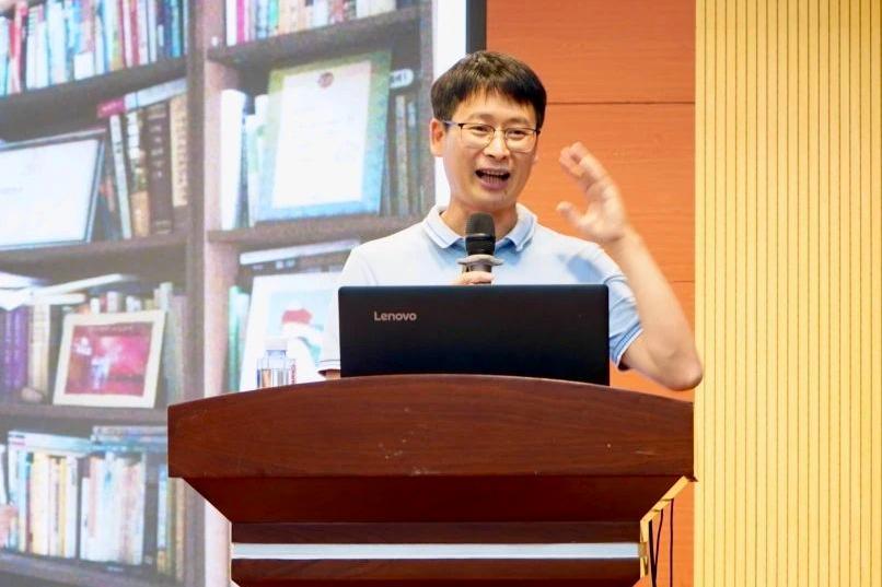 张开童话的眼睛看世界，童话名家陈诗哥在学府中学开讲