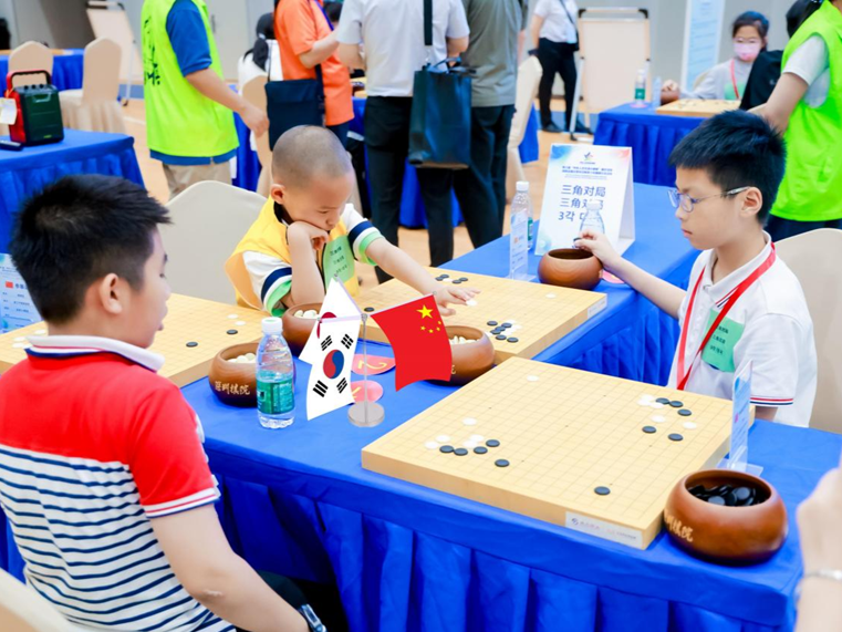 黑白棋盘架友谊之桥，中日韩青少年围棋交流活动在深举行