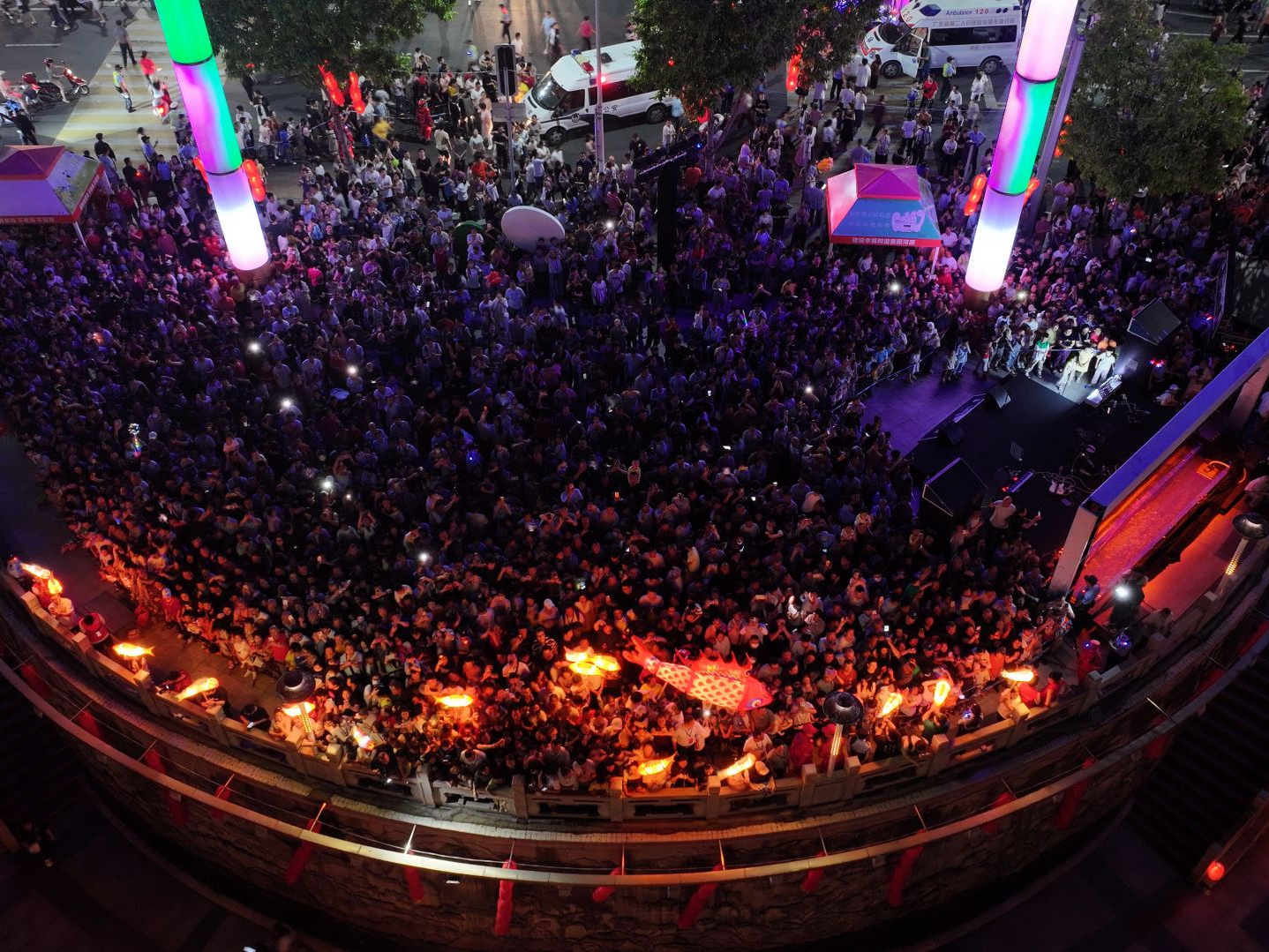 河源首届鱼灯夜游启幕  传统与科技共舞 引爆五一“夜经济”