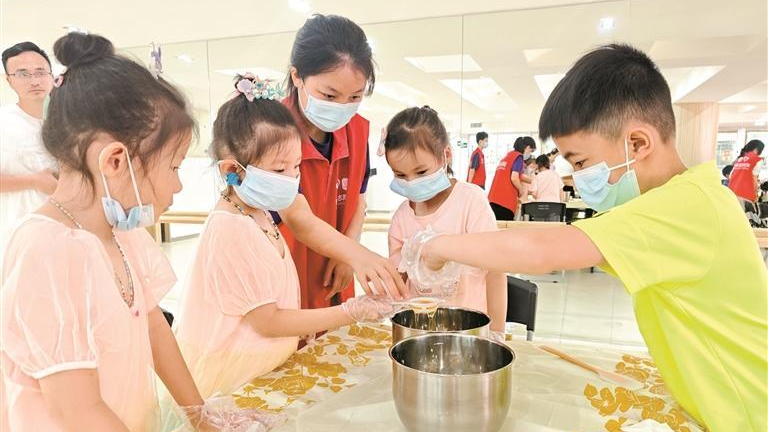 民乐社区“小厨师”烘焙幸福味道