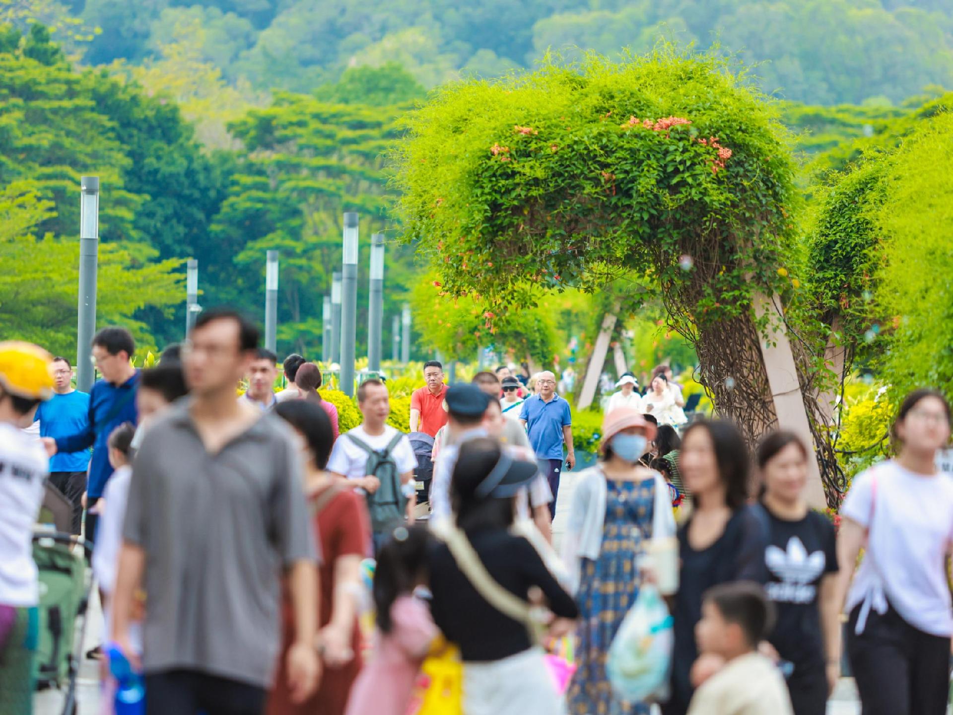 假日经济更多元！“五一”假期去商圈“逛公园”，深圳首家市内免税店年内开业