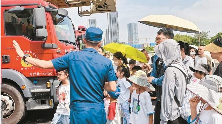 光明街道开展消防科技开放日活动 孩子们体验科技赋能城市安全