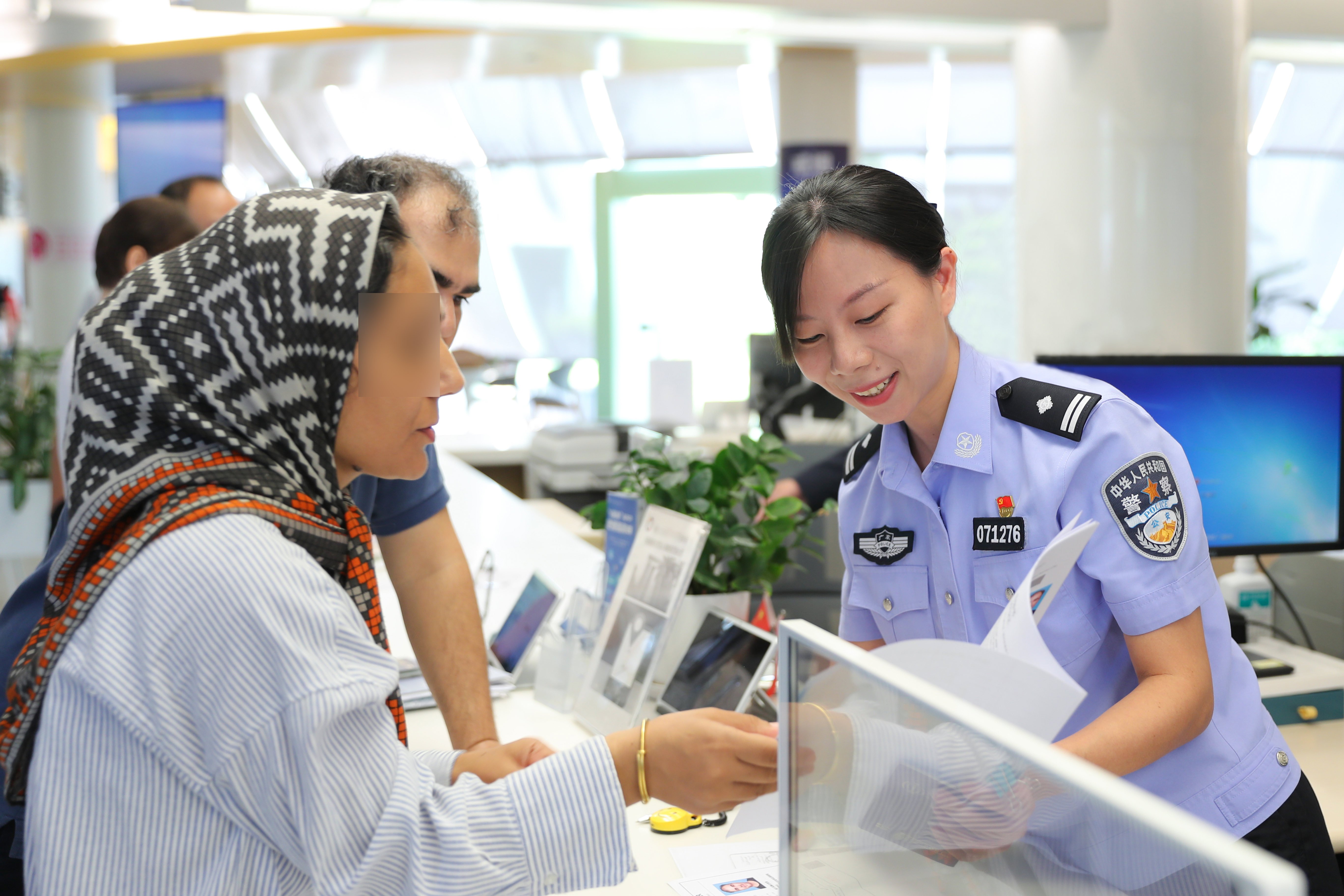 口岸签证“加速办” ，深圳公安上半年办理口岸签证2万余证次，办证量居全省第一