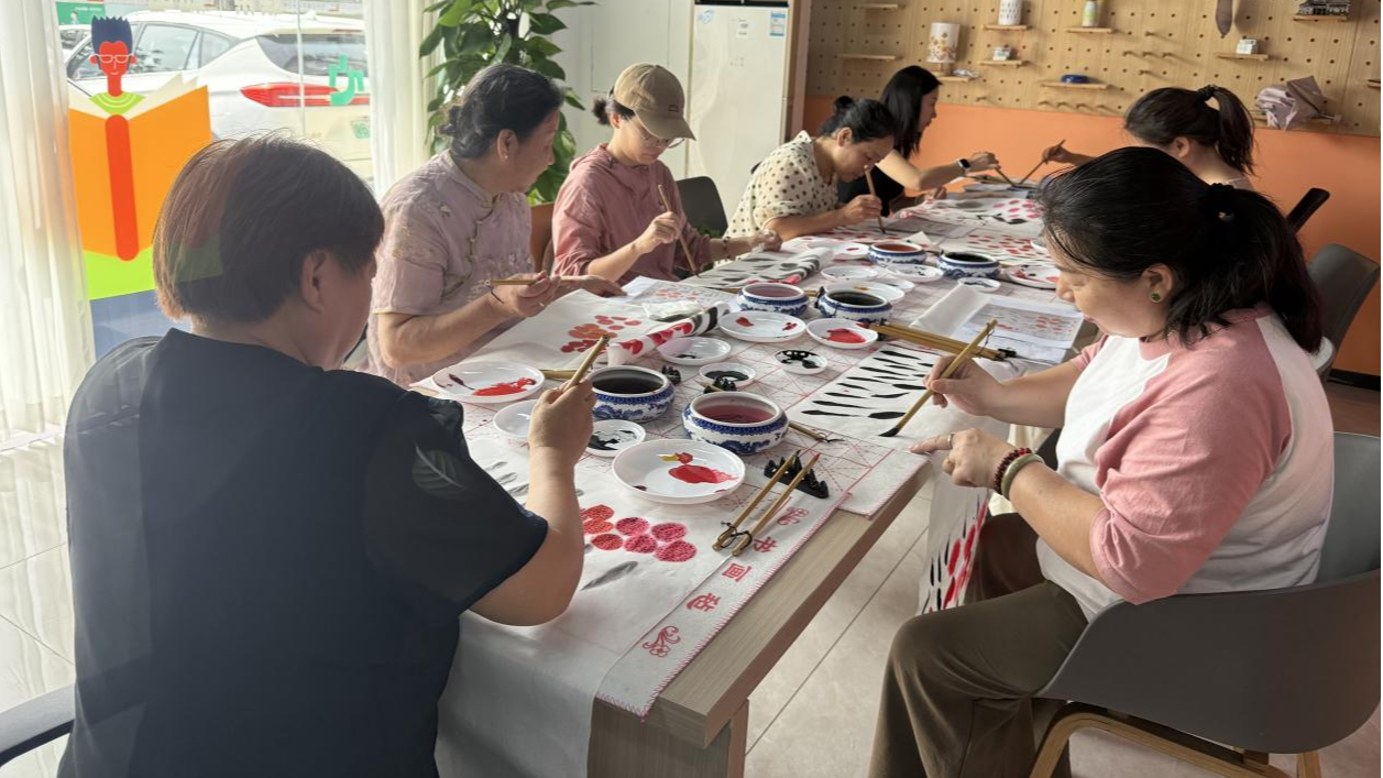 石岩浪心社区：公益国画班绘出精彩生活