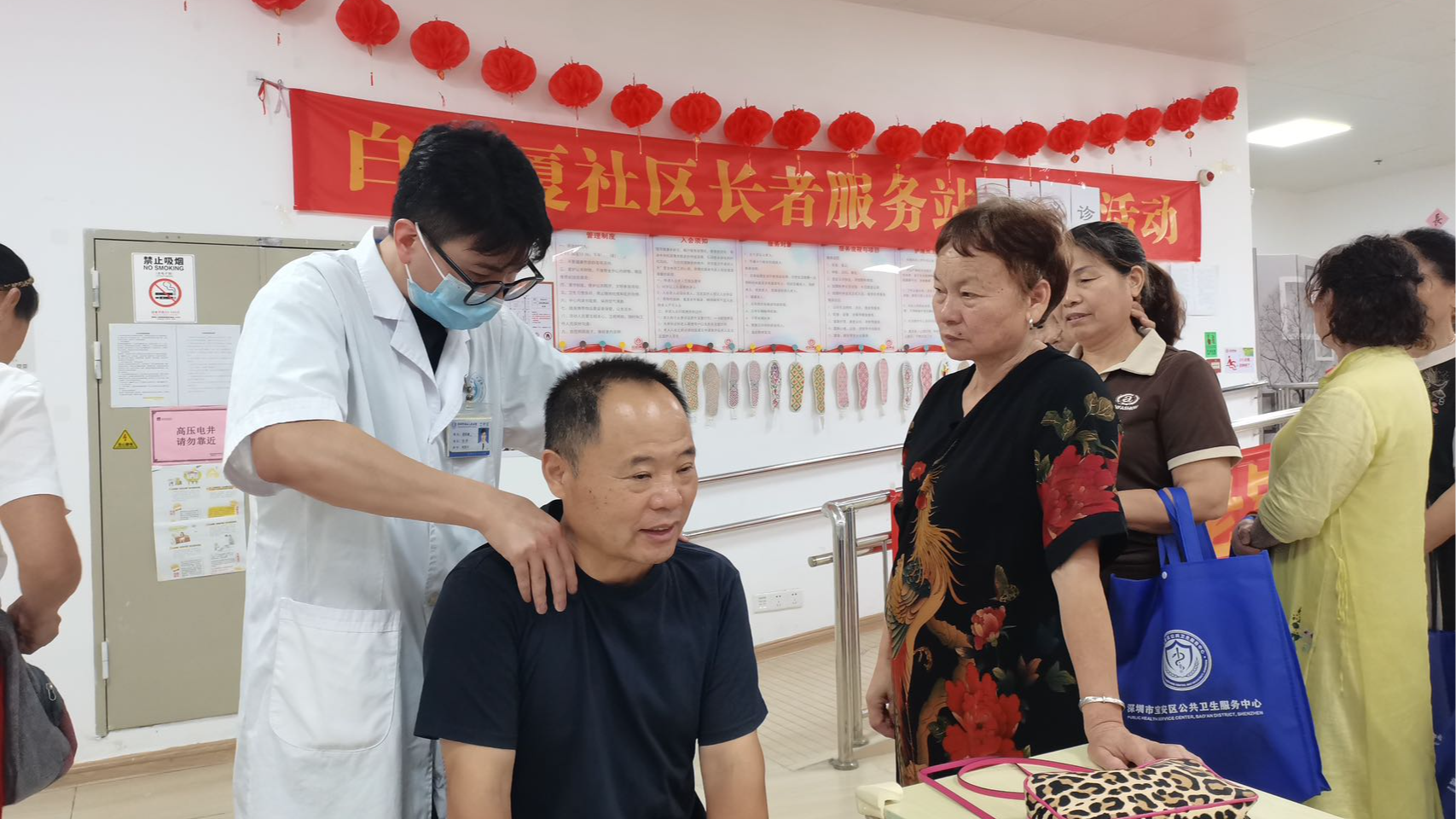 关爱长者！福永基层党员医护进社区送“健康礼包”