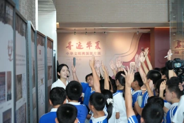 宝安1990内，新蕾小学师生“探秘宝安壁画”