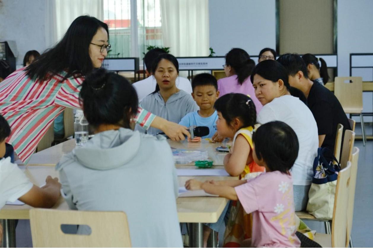 巧治“情绪小怪兽”，坑梓街道亲子艺术疗愈课畅通心路