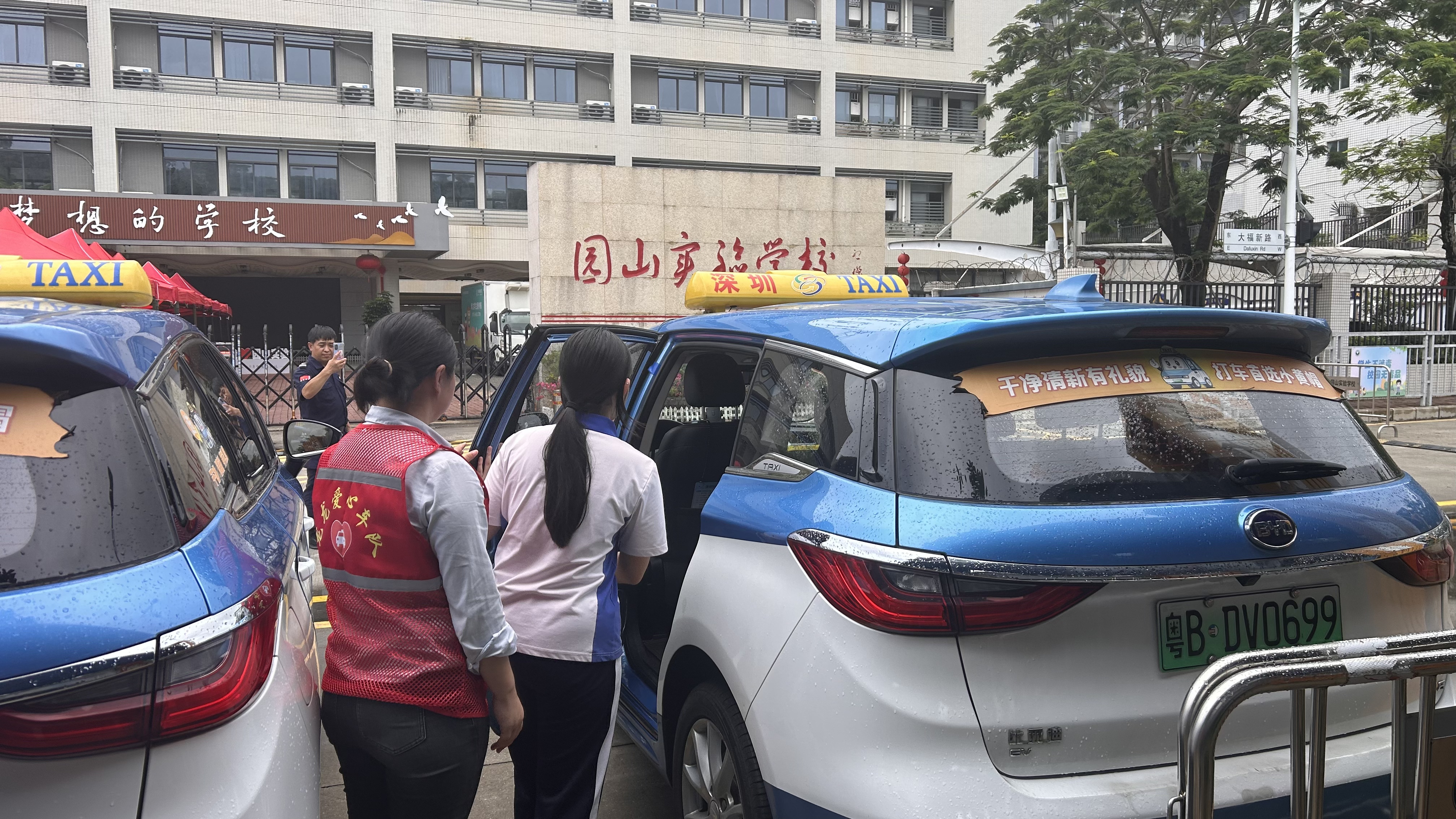 大雨天为错过班车、校车的考生提供送考服务，爱心送考的哥获点赞