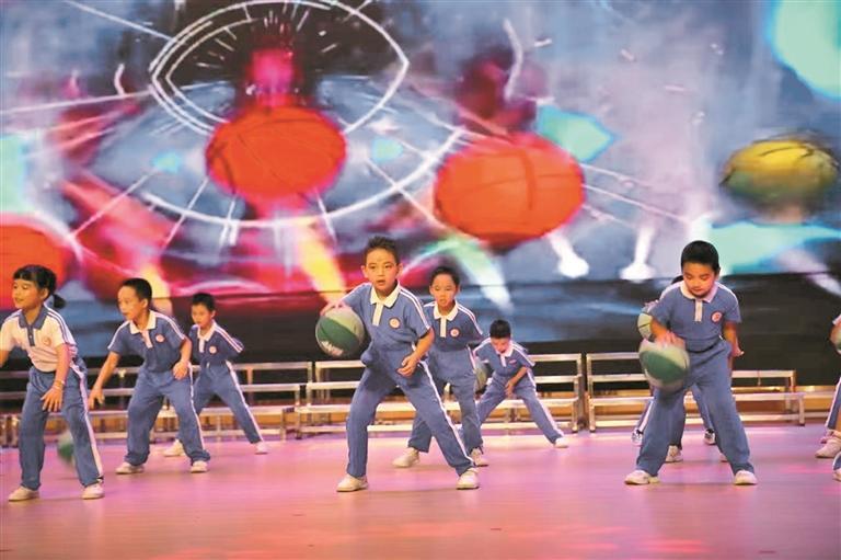 光明区各校化身“快乐发电站”,举办文艺汇演、美术作品展、跳蚤市场等“六一”活动