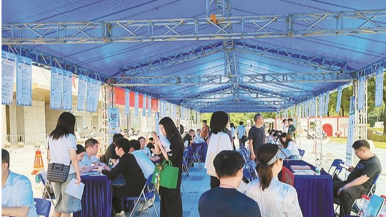 观湖街道“一站式”服务助毕业生就业