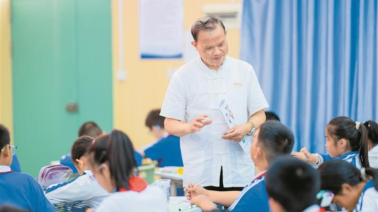 宝安区钟表维修与制作技艺传承人走进福永校园 听“表叔”分享“时间的故事”