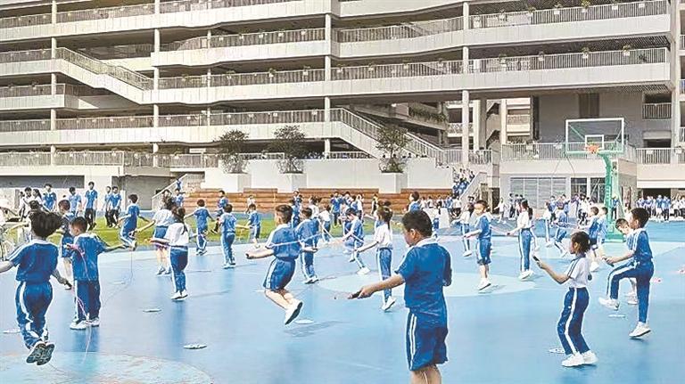 2025年光明区中小学生万人跳绳比赛举行