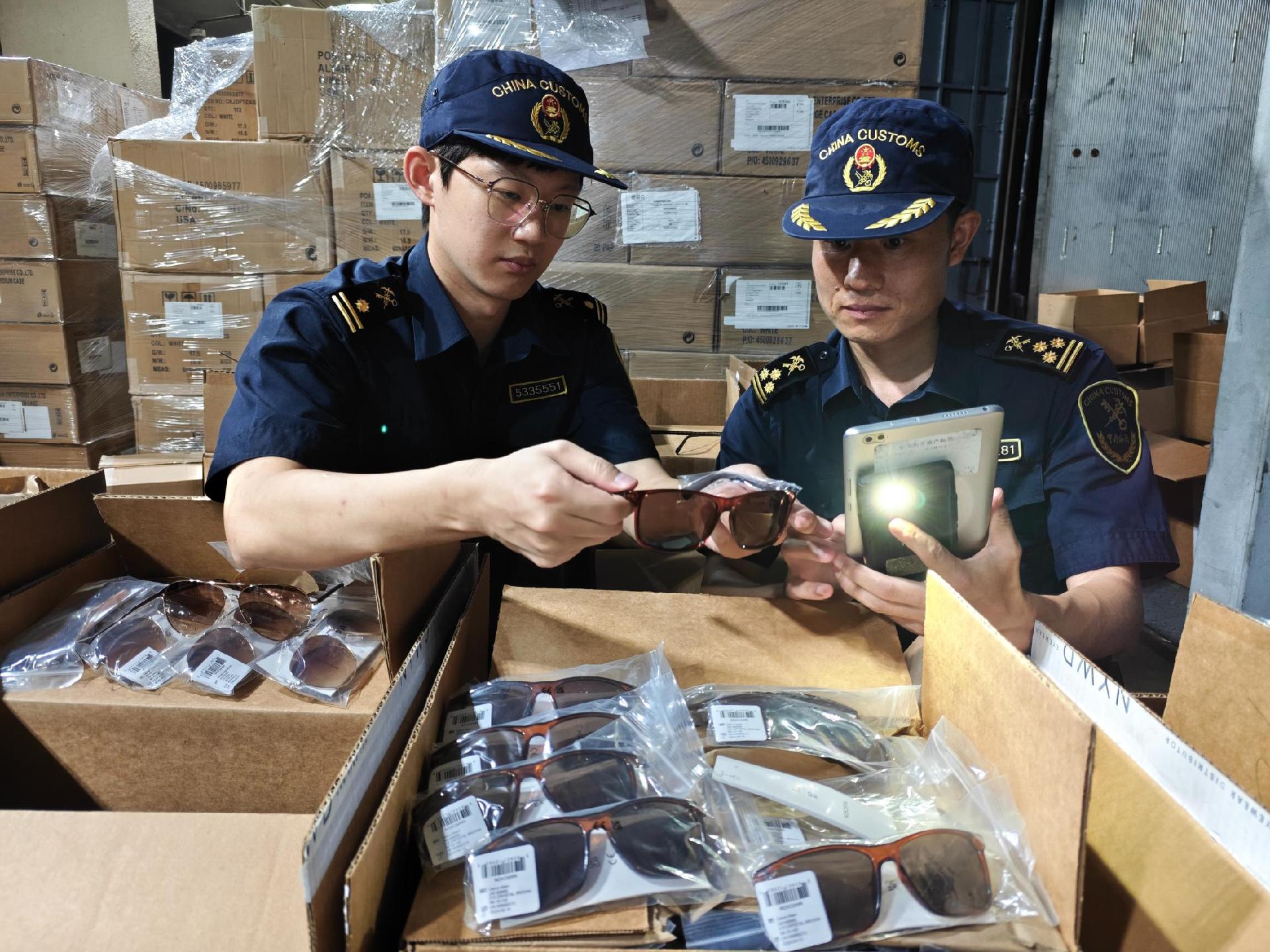 夏季高温带动防晒用品消费增长，海关“一企一策”护航“夏日经济”