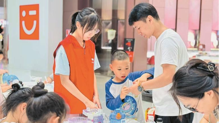 凤凰街道大手拉小手绘星河“筑”星球