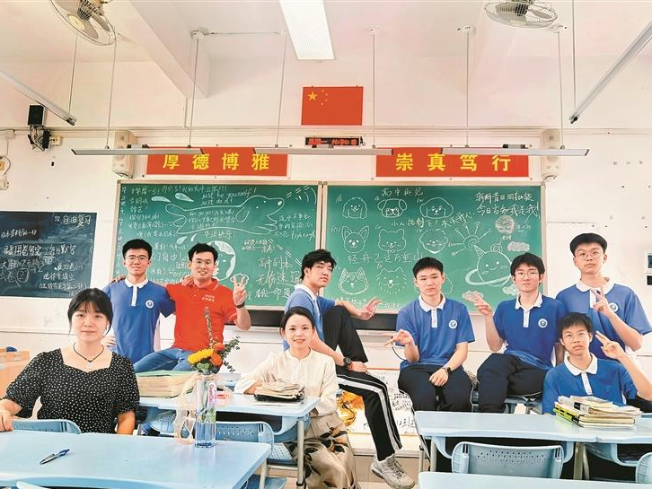 高考后他们回到教室，用一张合影把三年青春定格……