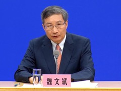 专家提醒：长期在黑暗环境下使用手机等电子产品对眼睛有害