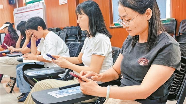新安湖社区“花式”推广助企惠民小程序