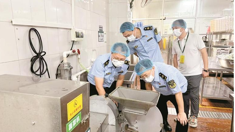市场监管部门进校指导食品安全工作 提升中考期间食品安全保障水平